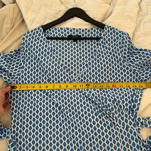 Tahari resort wear wrap dress, size 12-14. Excellent condition, so flattering! - Picture 8 of 12